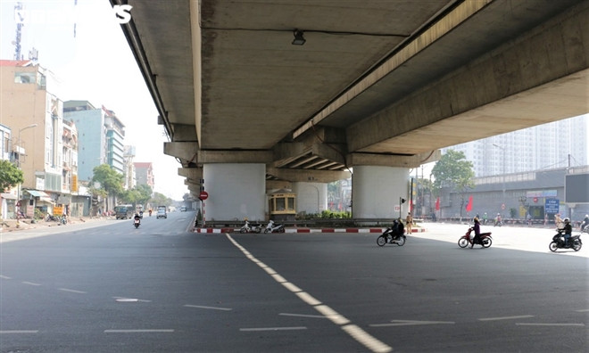 Ngày 10/2 (tức 29 Tết), theo ghi nhận của PV VTC News, khu vực đường Giải Phóng giao với đường Vành đai 3 vắng vẻ khác thường, trái ngược với cảnh xe cộ chen chúc trong ngày thường và dịp cận Tết các năm trước.