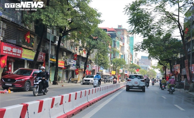 So với các cửa ngõ Thủ đô, các tuyến phố trung tâm có lượng phương tiện lưu thông đông hơn nhưng vẫn thông thoáng hơn ngày thường.