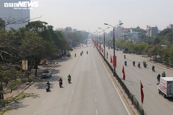 Đầu giờ chiều, mật độ giao thông ở nhiều tuyến phố hướng ra ngoài khu trung tâm cũng giảm dần, đường phố thưa thớt.