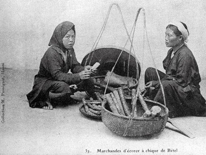 Những người hành nghề bán trầu cau từng hiện diện trên mọi ngả đường ở Việt Nam trong nhiều thế kỷ trước. Bước sang thế kỷ 20, với sự tàn lụi của thói quen nhai trầu trong dân chúng, nghề này chỉ còn là dĩ vãng.