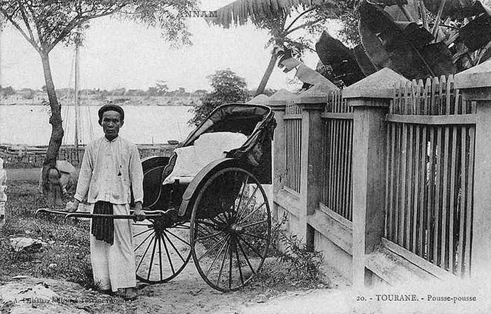 Phu kéo xe là nghề đặc trưng ở Việt Nam thời thuộc địa. Nghề này gắn với chiếc xe tay, loại xe có cấu tạo đơn giản với ghế ngồi và hai tay kéo đặt trên hai bánh xe, vận hành bằng sức kéo của người. Từ năm 1945, loại phương tiện này đã bị loại bỏ và nghề phu kéo xe cũng không còn tồn tại.