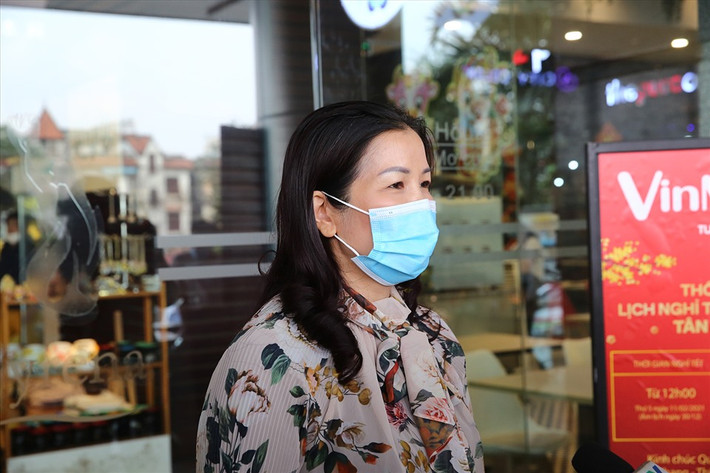 Quyền Giám đốc Sở Công Thương Hà Nội Trần Thị Phương Lan cho biết Hà Nội phòng chống dịch không chỉ riêng cho thành phố mà còn giúp cho các tỉnh, thành phố khác ổn định sản xuất kinh doanh, đưa sản phẩm, hàng hóa về tiêu thụ thuận lợi tại Hà Nội. Tại Trung tâm thương mại SYRENA, Phó Giám đốc Sở Y tế Hà Nội Đỗ Nhị Hà cho biết với sự vào cuộc của toàn bộ hệ thống chính trị, tình hình dịch bệnh trên địa bàn Hà Nội đang được kiểm soát tốt. Hà Nội sẽ cố gắng để tất cả bệnh nhân, cũng như F1 và F2 đều được quản lý chặt chẽ, chi tiết, khoanh vùng dập dịch kịp thời đảm bảo cho người dân có một cái Tết an toàn.