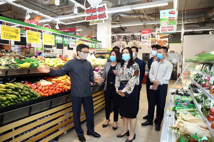 Phó Thủ tướng nhắc lãnh đạo Sở Công Thương Hà Nội phải hướng dẫn, yêu cầu tất cả các chợ, siêu thị, nhà máy thực hiện đầy đủ biện pháp phòng chống dịch, tự đánh giá định kỳ, cập nhật lên bản đồ chống dịch (antoancovid.vn) và có kiểm tra đột xuất, nơi nào không đạt phải cho dừng hoạt động.