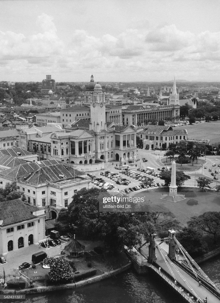 Khu vực trung tâm lịch sử của Singapore với cung điện Victoria (giữa) và nhà Quốc hội (phải), khoảng năm 1960.
