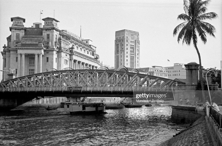 Khách sạn Furlerton nhìn từ phía cầu Anderson, Singapore năm 1962.
