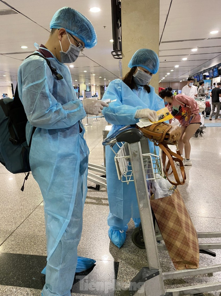 Nhiều người đi máy bay xuất phát từ sân bay Tân Sơn Nhất đã trang bị rất kỹ lưỡng trang phục bảo hộ phòng dịch.