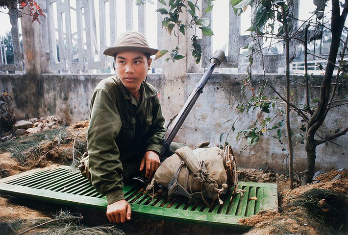 Người lính trẻ trực chiến với súng chống tăng B40, chiến trường Huế 1968.