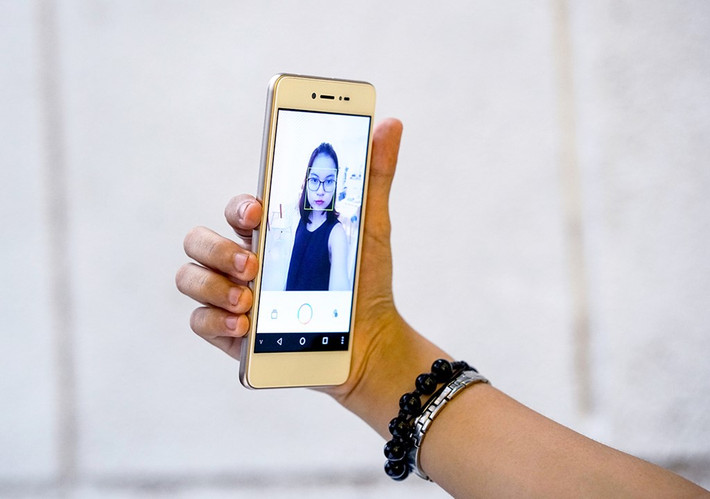 Sở hữu camera selfie 8 MP, khẩu độ f/2.2 và đèn flash LED trợ sáng, tích hợp chức năng selfie S20, các bức ảnh của Lai Yuna X với chế độ Beauty Face Mode cùng nhiều tuỳ chọn màu sắc thông minh, làm trắng da, môi hồng giúp người dùng có những bức ảnh ấn tượng cùng diện mạo trẻ trung, rạng rỡ.