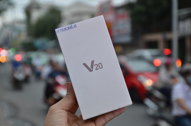 Chỉ thời gian ngắn sau khi ra mắt, điện thoại LG V20 đã lên kệ tại Hàn Quốc. Phiên bản này được một cửa hàng ở TP.HCM mang về Việt Nam và bán với giá 16,9 triệu đồng.