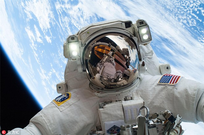 Chụp hình selfie: Nhà du hành vũ trụ Mike Hopkins, đang chụp tự sướng khi đi bộ trong không gian ngày 27/12/2013.