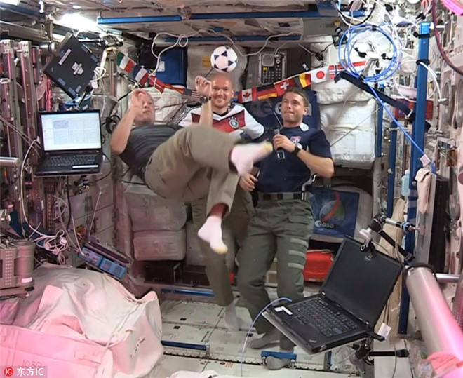 Đá bóng: Trong bức ảnh được NASA cung cấp này, Steve Swanson (trái), Reid Wiseman (phải) người Mỹ cùng nhà du hành người Đức German Alexander Gerst (giữa) đang đá một quả bóng trên Trạm Không gian Quốc tế ngày 12/6/2014.