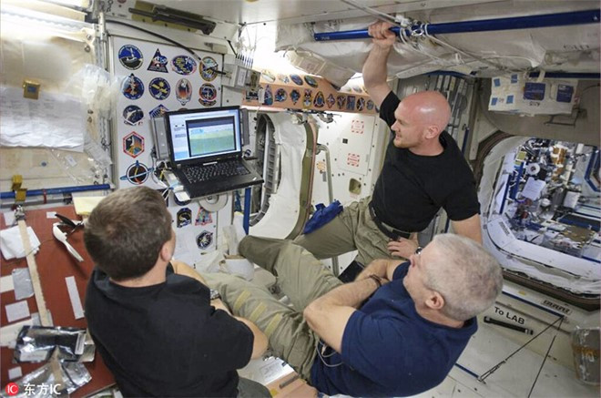 Xem bóng đá: Ảnh được NASA công bố ngày 17/6/2014, chụp lại khoảnh khắc các nhà du hành đang xem trận World Cup được phát trực tiếp trong mười phút ngắn ngủi.