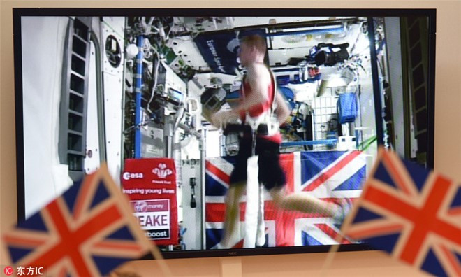 Chạy bộ: Tim Peake đang chạy trên máy tập, bức ảnh được ghi vào năm 2016. Nhà du hành này nỗ lực để trở thành vận động viên marathon nhanh nhất trong không gian, với 3h35'21.