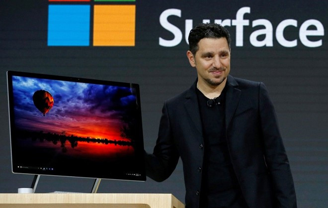 Về cấu hình, Surface Studio Book sẽ có nhiều phiên bản, bản cao nhất dùng chip Intel Core i7 thế hệ thứ sáu, 2TB bộ nhớ, RAM 32GB, GPU GTX 980M 4GB.