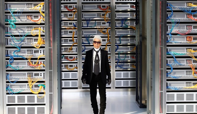 Nhà thiết kế lừng danh Karl Lagerfeld bước ra trong tiếng vỗ tay nhiệt liệt của khán giả lúc chốt màn.