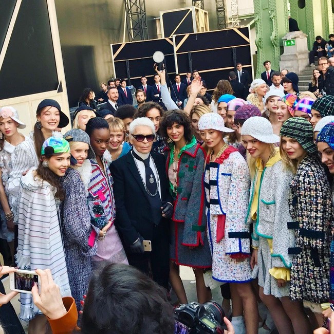 Ông Karl Lagerfeld chụp ảnh cùng loạt người mẫu trước buổi diễn.