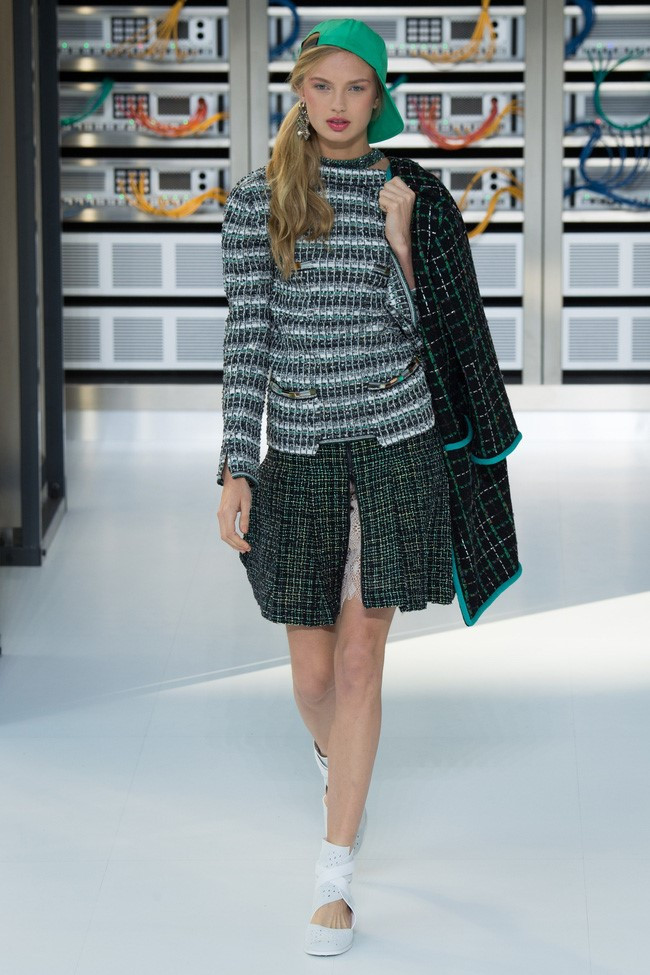 Trong Bộ sưu tập xuân - hè 2017, chất liệu vải tweed vốn tạo nên thương hiệu của Chanel vẫn được giữ lại và trở thành điểm nhấn đặc sắc.