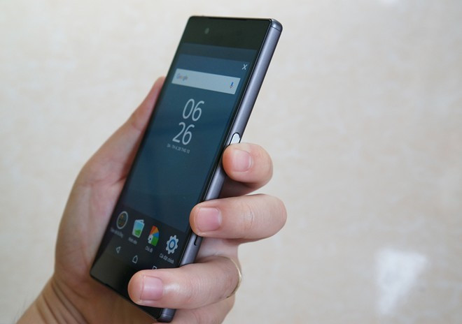 Hơn 7 triệu đồng là mức giá tốt cho một sản phẩm như Xperia Z5. Máy có thiết kế mang nhiều nét đặc trưng của Sony, camera 23 megapixel lấy nét theo chuyển động. So với các model đời mới như Xperia X hay XZ, Z5 không thua kém nhiều về mặt trải nghiệm, chỉ khác biệt thiết kế.