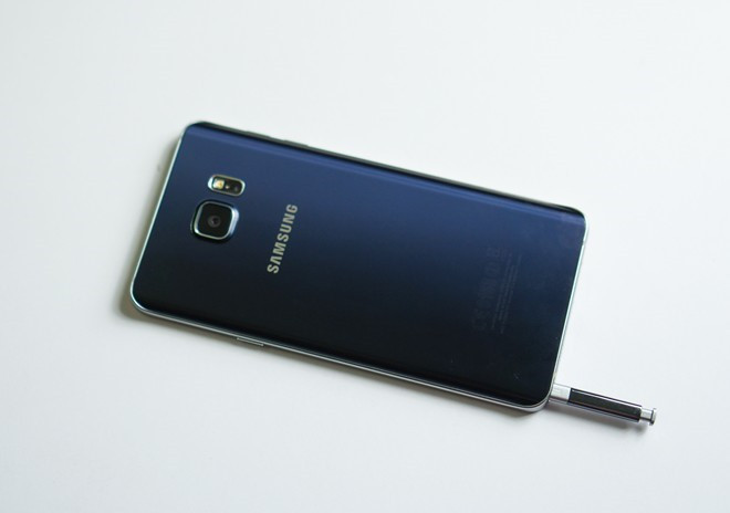 Note 7 vướng phải scandal khiến nhiều người phải tìm lại chiếc Galaxy Note 5 như một giải pháp thay thế. Về cơ bản, đây vẫn là model hoàn hảo cho những người yêu thích smartphone cao cấp. Máy có mặt lưng cong đẹp mắt, khung kim loại, bút cảm ứng tiện dụng. Tại Việt Nam, những chiếc Note 5 qua sử dụng bán tại cửa hàng chủ yếu là máy khóa mạng Mỹ. Độ ổn định của sản phẩm sẽ kém hơn so với máy quốc tế.