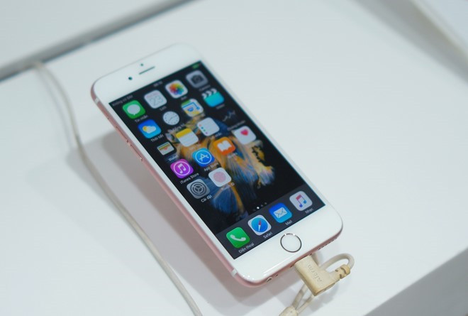 8-10 triệu đồng: iPhone 6S 16 GB vừa mất danh xưng smartphone cao cấp nhất khoảng một tháng qua. Tuy nhiên, giá bán của máy đã giảm cả triệu đồng, xuống mức 9,9 triệu cho bản 16 GB. Về cơ bản, đây vẫn là điện thoại cũ cho trải nghiệm tốt hàng đầu hiện nay, từ cảm biến vân tay siêu nhạy, hiệu năng mạnh mẽ, camera đẹp cho đến thiết kế đẳng cấp. Điểm yếu của model này là thời lượng pin không xuất sắc.