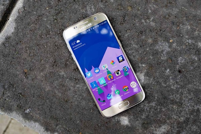 Với 8 triệu đồng, người dùng đã có thể sở hữu model thuộc hàng cao cấp nhất của Samsung. Tất nhiên, đây là hàng đã qua sử dụng. Samsung Galaxy S7 là smartphone Android toàn diện bậc nhất hiện nay với chip xử lý mạnh mẽ, RAM 4 GB, camera Dual Pixel. Không có màn hình cong như chiếc S7 edge nhưng màn hình của sản phẩm này cũng được bo 2,5D, kích thước vừa vặn hơn khá nhiều (5,1 so với 5,5 inch).