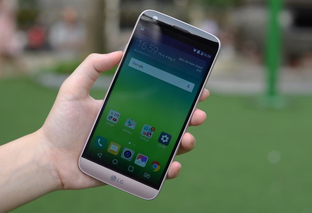 LG G5 có lẽ là model cao cấp có mức giảm giá mạnh mẽ nhất trong năm nay. Không được lòng người dùng, giá bán của G5 tụt dốc không phanh chỉ sau vài tháng ra mắt, hiện ở mức 7 triệu đồng. Người dùng có cơ hội sở hữu một smartphone với chip Snapdragon 820, màn hình Quad HD 5,3 inch, camera kép và thiết kế dạng module.