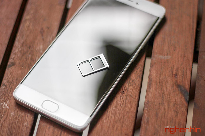 Máy hỗ trợ 2 sim 2 sóng Multi-Bands tương thích các chuẩn viễn thông di động GMS, WCDMA, 4G LTE... Mi 5s không hỗ trợ thẻ nhớ mở rộng, với dung lượng bộ nhớ tối thiểu 64GB thì quả thực là chi tiết này không cần thiết. Xiaomi vẫn giữ lại đường diamond cut chạy quanh viền màn hình cho cảm giác cầm chưa thực sự ôm tay.