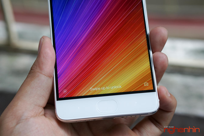 Cảm biến vân tay siêu âm của Mi 5s là một tiện nghi công nghệ lần đầu được ứng dụng trong thế giới smartphone. Cảm biến này nhận dạng vân tay nhờ sóng siêu âm, tái hiện hình ảnh ở dạng 3D, tích hợp trực tiếp dưới lớp kính mà không cần khoan lỗ, giữ được sự liền mạch của bề mặt và ít nguy cơ hư hỏng.