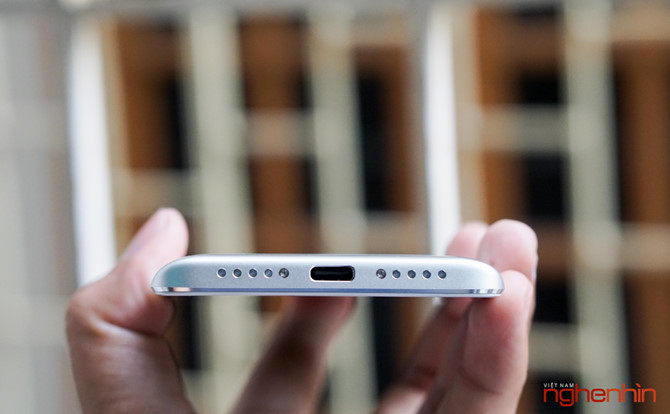 Đáy máy là vị trí của cổng USB Type-C và 2 dãy lỗ thoát âm loa ngoài nằm đối xứng.