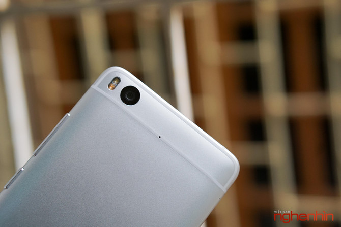 Camera của Mi 5s cũng bao gồm các linh kiện cao cấp như cảm biến 12MP IMX378 mới nhất từ Sony với kích thước 1/2,3 inch, ống kính khẩu độ f/2.0 và đèn flash 2 tông màu. Với kích thước điểm ảnh 1,55μm và ống kính khẩu độ mở lớn, Mi 5s có khả năng chụp ảnh tốt trong bối cảnh thiếu sáng. Một ưu điểm đáng giá nữa của camera này là nó hỗ trợ quay video độ phân giải 4K.