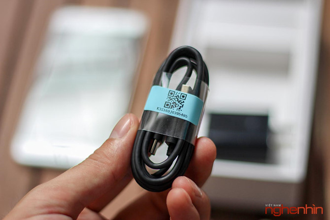 Hộp đựng máy của Xiaomi vẫn trung thành với phong cách tối giản, chỉ có nhãn hiệu sản phẩm ở cạnh bên và những thông số kỹ thuật cơ bản dán ở mặt dưới. Lần này Xiaomi đã đóng tất cả sách hướng dẫn sử dụng, que lấy sim, ốp lưng tặng kèm, sạc, cáp dữ liệu (Type-C) vào cùng một hộp giấy.