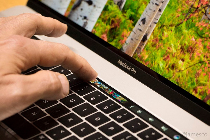 Touch Bar có thể hiển thị những tính năng hỗ trợ cho phần mềm biên tập video Final Cut Pro, Adobe Photoshop hay thậm chí là chỉnh nhạc như DJ ngay trên máy.