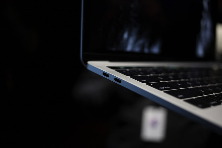 MacBook Pro 13 inch với độ dày 14,9mm, nặng 1,36 kg, mỏng hơn trước đây 17%. MacBook Pro 15 inch dày 15,5 mm và mỏng hơn tới 20% so với phiên bản 2015.