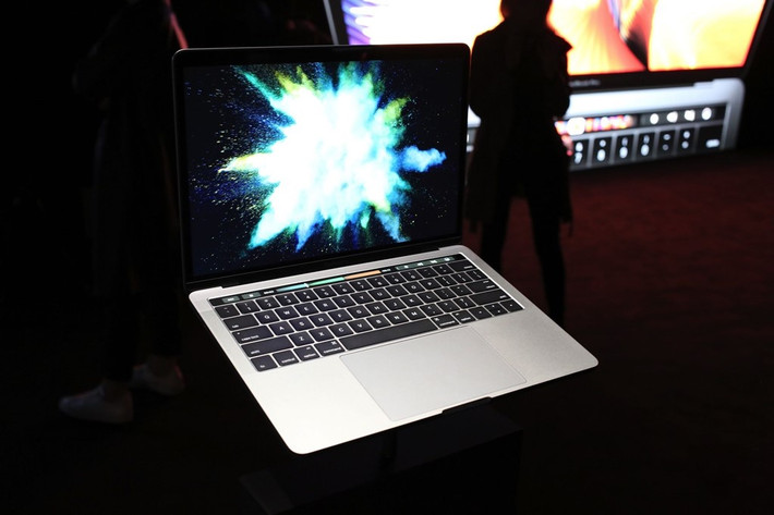 Điểm dễ nhận thấy nhất trên MacBook Pro mới là touchpad được làm lớn hơn trước.