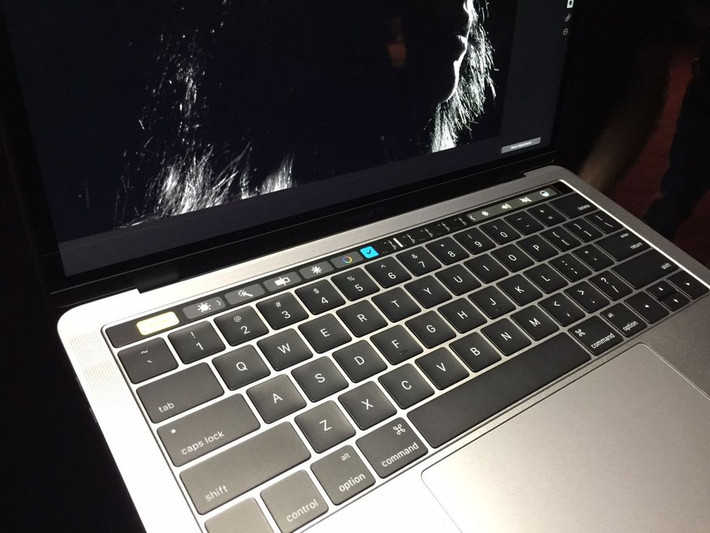 Apple cũng thiết kế lại cấu trúc quạt nhằm tăng cường khả năng giải nhiệt. MacBook Pro mới có loa ngoài cải tiến cho âm thanh lớn hơn, độ động cao gấp đôi so với phiên bản trước đây.