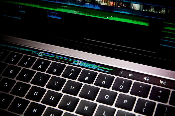 Apple loại bỏ hàng phím trên cùng và thêm vào màn hình phụ cảm ứng OLED gọi là Touch Bar.