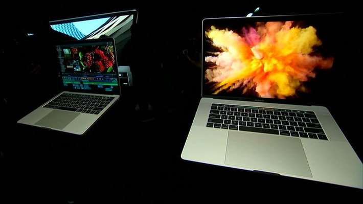 MacBook Pro mới có màn hình mỏng như trên Macbook 12 inch, độ sáng cao hơn 67%, độ tương phản cao hơn 67% và số lượng màu cao hơn 25% so với phiên bản trước đây. MacBook Pro 13 inch dùng chip Core i5, trong khi phiên bản 15 inch dùng chip Core i7, card đồ họa ATI Radeon Pro.Người dùng có thể chọn bộ nhớ trong 2TB SSD nhanh hơn trước 50%.
