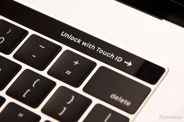 Apple cũng thêm vào cảm biến vân tay ở góc phải màn hình để tăng tính bảo mật cho MacBook Pro 2016.