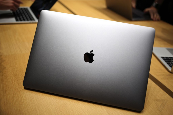 Chiếc MacBook Pro 2016 mỏng hơn, bỏ đi nhiều cổng kết nối,thay bằng USB-C ở mức tố độ Thunder Bolt 3. Logo táo sáng cũng bị khai tử. Đây là chi tiết gây tiếc nuối cho nhiều tín đồ của Apple.