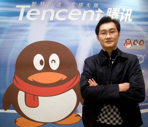 10. Pony Ma (Tencent Holdings - tài sản ròng: 18,2 tỷ USD). Với số vốn ban đầu có được từ việc chơi chứng khoán, Ma Huateng (Pony Ma) khởi nghiệp Tencent cùng bạn bè đại học. Sản phẩm lớn đầu tiên của công ty là dịch vụ nhắn tin trực tuyến miễn phí ở Trung Quốc có tên gọi QQ. Từ đó đến nay, Tencent đã phát triển không ngừng, tiến hành đầu tư vào một loạt các lĩnh vực kinh doanh khác nhau, từ phân phối âm nhạc tới phát triển game.