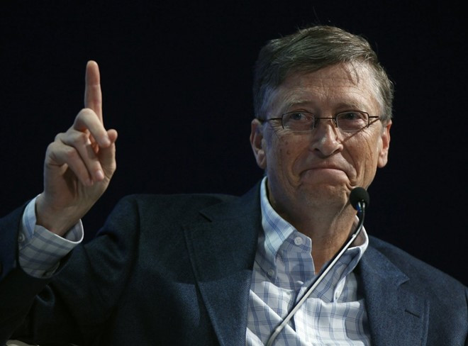 1. Bill Gates (Microsoft - tài sản ròng: 89,4 tỷ USD). Bill Gates không chỉ là người giàu nhất trong danh sách này mà ông còn là người giàu nhất thế giới. Danh xưng tỷ phú đã gắn liền với ông từ khi 30 tuổi. Mặc dù vẫn giữ một vị trí quan trọng trong công ty, Bill Gates chủ yếu dành thời gian của mình cho các hoạt động từ thiện. Gates hy vọng, trong 15 năm tới, con người sẽ tìm ra những nguồn năng lượng xanh, rẻ thay thế cho nhiên liệu hóa thạch.