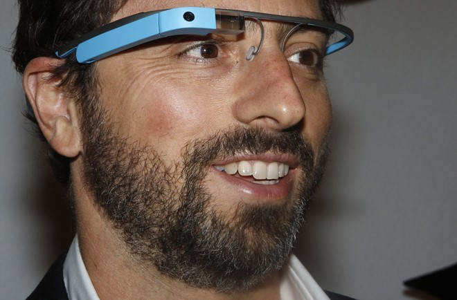 6. Sergey Brin (Google - tài sản ròng: 36,2 tỷ USD). Sergey Brin là đồng sáng lập Google cùng với Larry Page vào năm 1998. Mặc dù đã thay da đổi thịt trong suốt nhiều năm, nhưng phần lớn các thiết bị và sản phẩm của công ty vẫn được xây dựng dựa trên nền tảng do 2 nhà sáng lập xây dựng – công cụ tìm kiếm Google. Ngày nay, Brin là người giám sát Alphabet - công ty mẹ của Google. Ông tập trung phát triển những ý tưởng đột phá, tiêu biểu là dự án cung cấp Wi-Fi cho người dân ở vùng sâu vùng xa bằng khinh khí cầu (Project Loon).