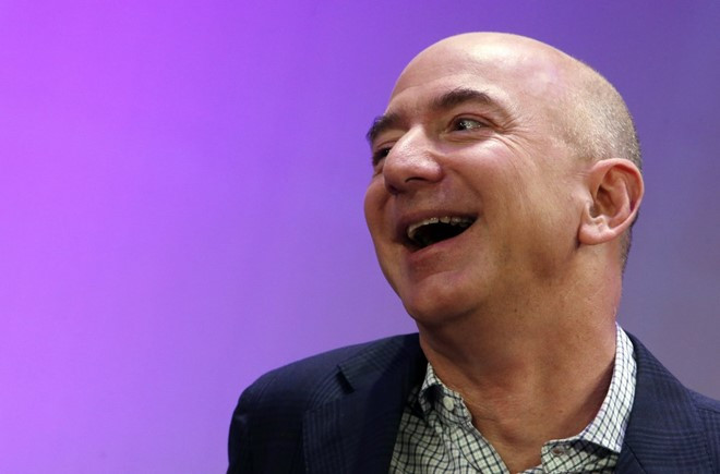 2. Jeff Bezos (Amazon - tài sản ròng: 51,2 tỷ USD). Từ khởi đầu khiêm tốn trong garage chật chội, Jeff Bezos đã trở thành tỷ phú thông qua hoạt động mua bán trực tuyến. Ngoài trang bán lẻ Amazon, Jeff còn sở hữu tờ Washington Post, thậm chí còn đưa tên lửa vào không gian (Blue Origin).
