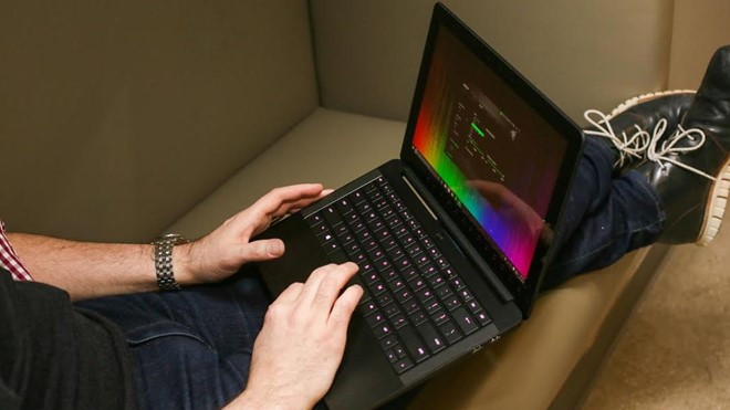 Razer Blade Stealth: Màn hình của máy tính có độ phân giải 4K với cảm ứng đa chạm. Ngoài ra, thiết kế bàn phím blacklit với dải màu Chroma (16,8 triệu màu) đã giúp sản phẩm nổi bật hơn các đối thủ cùng phân khúc.