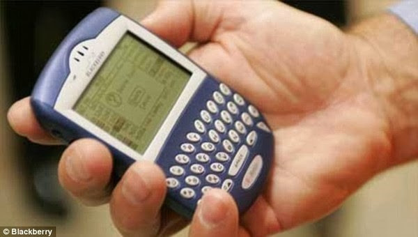 BlackBerry 6210: Ở thời điểm 2003, những ai muốn sở hữu bàn phím QWERTY thường mơ về mẫu BlackBerry 6210. Lớp vỏ nhựa đầy màu sắc cùng phím cứng độc đáo đã giúp “Dâu đen” nổi tiếng. Sản phẩm này đã làm thay đổi thị trường điện thoại thế giới lúc bấy giờ.
