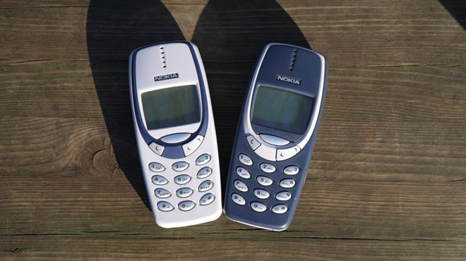 Nokia 3310: Đây là mẫu điện thoại đại diện cho năm 2000. Thiết kế đẹp, chắc chắn và thương hiệu Nokia, 3310 là chiếc điện thoại di động được nhiều người ao ước vào thời điểm đó. Theo các hãng thống kê, đã có hơn 126 triệu chiếc Nokia 3310 được bán ra trên toàn cầu.