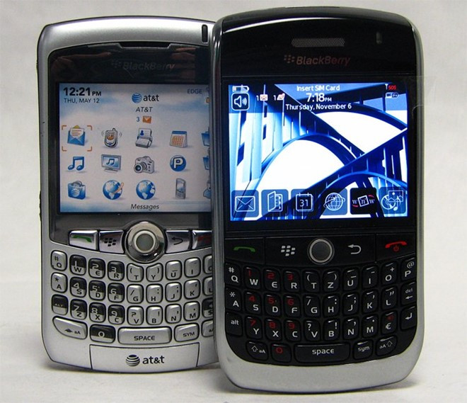 BlackBerry 8300 (2007): 8300 Curve trở lại với bàn phím QWERTY kiểu cổ điển chứ không còn mang phím SureType như ở Pearl nữa. Khả năng đa phương tiện cùng ứng dụng email càng làm BlackBerry nổi bật so với các đối thủ cùng thời. Với sản phẩm này, hãng đã kết hợp hài hòa giữa giải trí và công việc.