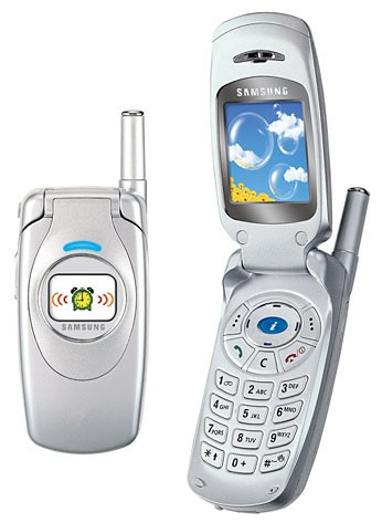 Samsung S300 (năm 2003):S300 là mẫu điện thoại màn hình màu kép đầu tiên của Samsung. Thiết kế nắp gập, kiểu dáng đẹp, hiệu ứng màn hình tuyệt vời và âm thanh nhạc chuông đa âm, S300 được ưa chuộng bởi các tín đồ của thời trang.