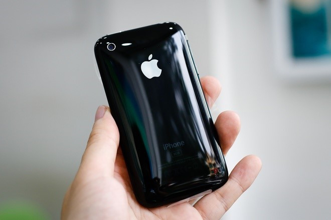iPhone 3G:Apple chính thức giới thiệu chiếc iPhone 3G vào 9/6/2008. Như tên gọi, đây là chiếc iPhone với khả năng kết nối mạng 3G tốc độ cao, định vị toàn cầu GPS và bộ phần mềm iPhone 2.0 hỗ trợ Microsoft Exchange ActiveSync, cùng với đó là hàng trăm các ứng dụng thuộc 3 bộ ứng dụng riêng được tạo nên bởi iPhone SDK. Sản phẩm đã tạo nên cơn sốt toàn cầu và giúp Apple trở thành một trong những công ty giá trị nhất trên thế giới.