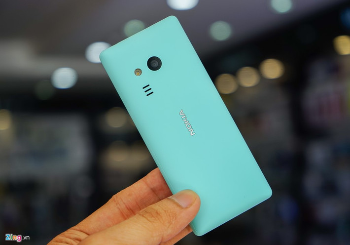 Mặt sau của máy có camera độ phân giải VGA kèm đèn flash và loa.